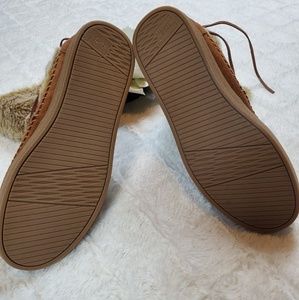 Toms Shoes - NWOB Tom's Nepal Tan Faux Fur Winter Boots Toms Shoes - NWOB Tom's Nepal Tan Faux Fur Winter Boots
